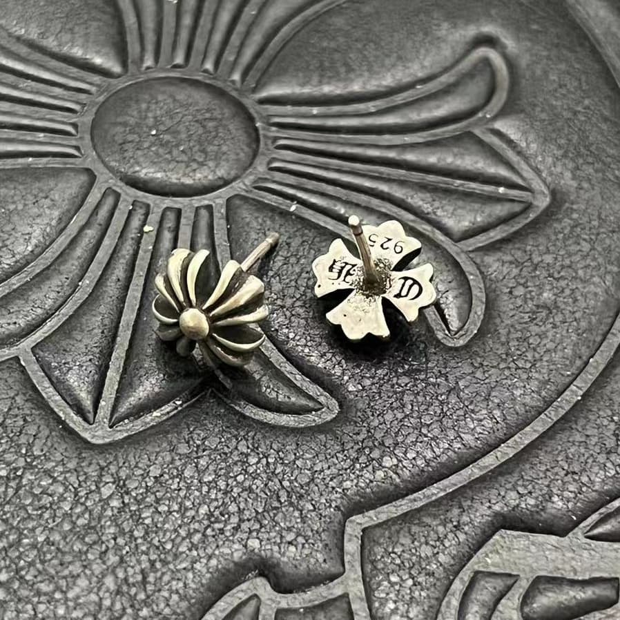 シルバーアクセサリー 花びら透かし彫り アンティークピアス