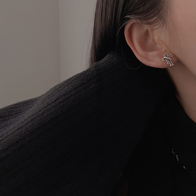 シルバーアクセサリー 十字架の刻印アンティークピアス
