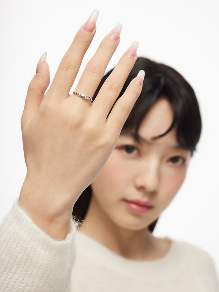 シルバーアクセサリー 優美な羽と波紋のペアリング