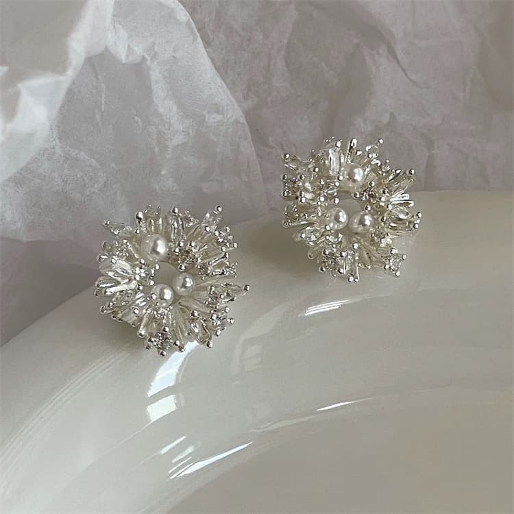 シルバーアクセサリー 真珠と水晶の花型ピアス 洗練された上品な耳飾り