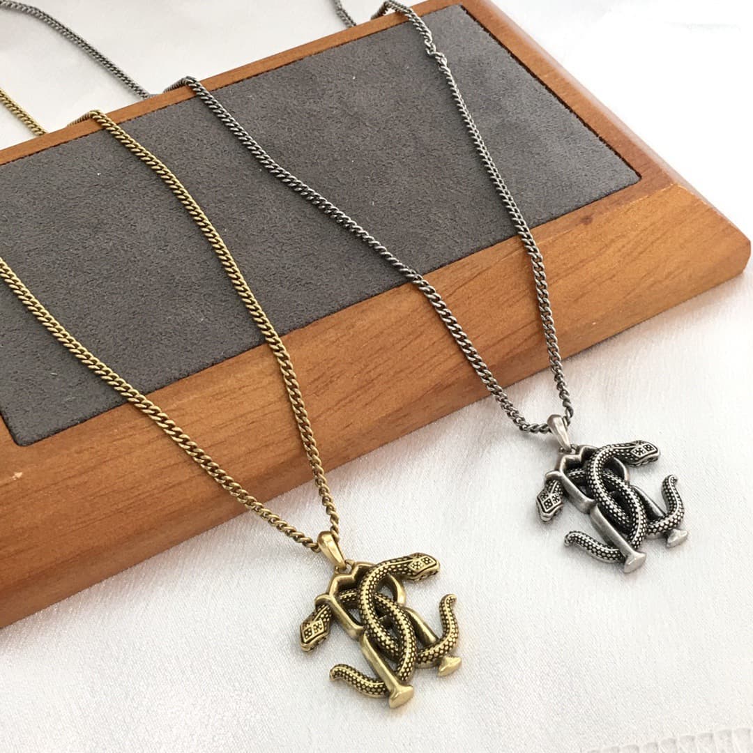 シルバーアクセサリー 蛇のモチーフペンダントネックレス