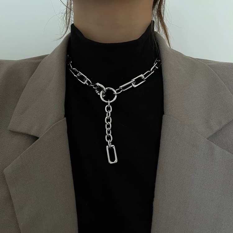 シルバーアクセサリー 洗練されたチェーンネックレス 個性的な輪デザイン