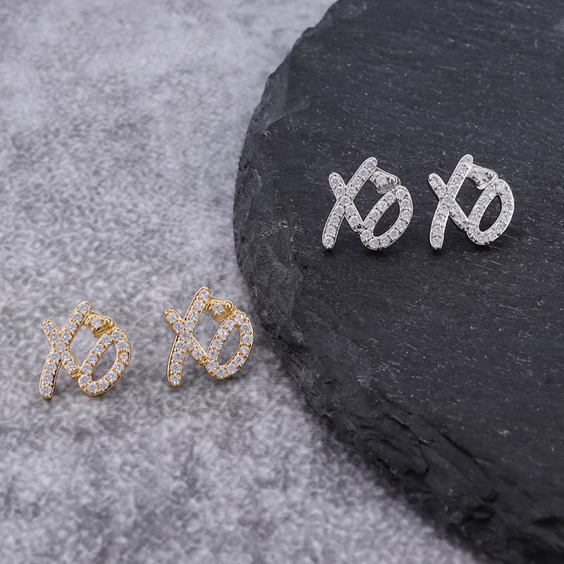 シルバーアクセサリー キラめき キス アンド ハグ ピアス
